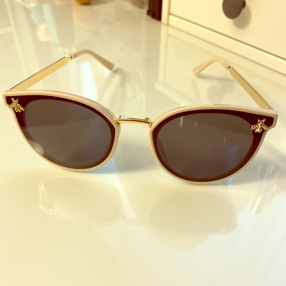 Inspired fashion sunglasses 🐝